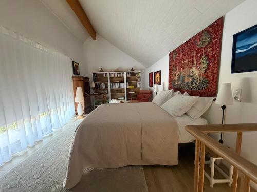 a bedroom with a large bed in a room at Gîte d'exception pour 2 personnes in Mietesheim