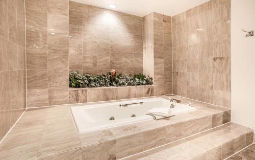 Et badeværelse på Menger Hotel