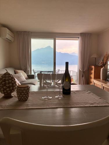 a table with two glasses and a bottle of wine at Suite Incanto lago di Garda in Torri del Benaco
