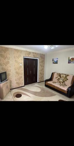 a bedroom with a bed and a tv in it at AeroHome 24 -Внимание !!! Только дневное размещение !!! NO OVERNIGHT !!! Заселение с 12 00 и выселение до 23 00 !!! in Chişinău