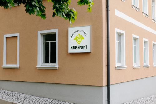 a sign on the side of a building at KRUSHPOINT Krušnohorský hotel in Horní Blatná