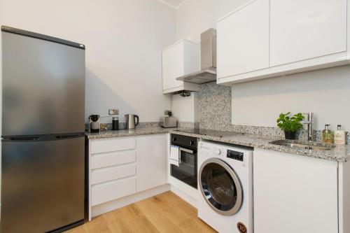 Kitchen o kitchenette sa Market Street Apartments - City Centre Modern 1bedroom Apartments with NEW WIFI and Very Close to Tram