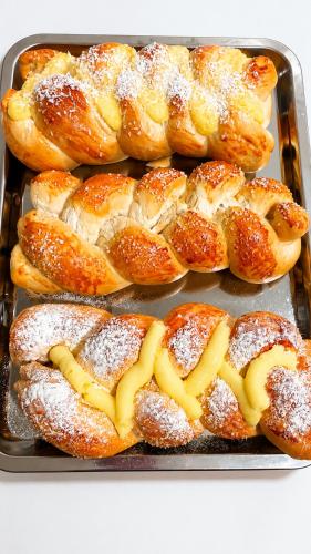 a tray full of pastries in a baking pan at Hotel Mirante in Careaçu