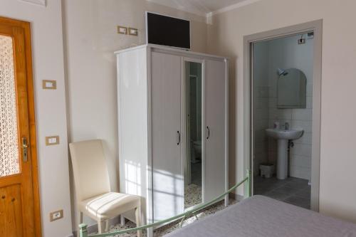アルトパーショにあるAffittacamere da Beppeのベッドルーム(鏡、ベッド、シンク付)