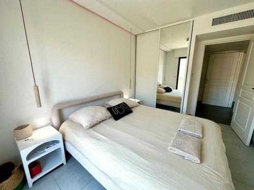 Luxury Beach Apartment with Terrace AC and Parking photo 8