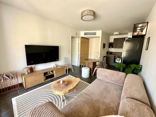 Luxury Beach Apartment with Terrace AC and Parking