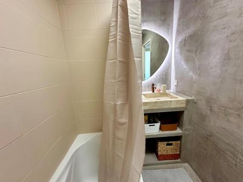 Luxury Beach Apartment with Terrace AC and Parking photo 9