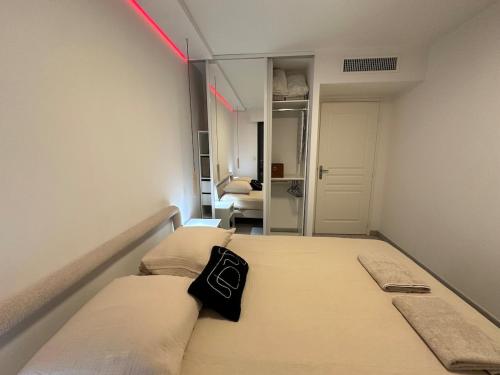 Luxury Beach Apartment with Terrace AC and Parking photo 15