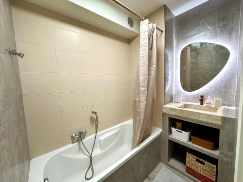 Luxury Beach Apartment with Terrace AC and Parking photo 4