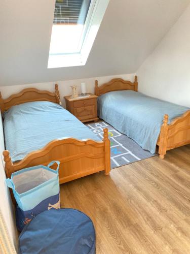 a bedroom with two twin beds and a window at Walatoll in Norden