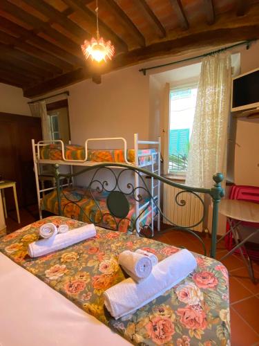 a bedroom with a bunk bed with towels on it at Castelvecchio Alto in Castelvecchio