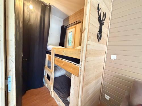 a room with bunk beds in a tiny house at Appartement spa fleures d'Orelle in Orelle