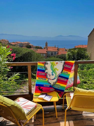 ein buntes Handtuch auf einem Stuhl auf einem Balkon in der Unterkunft Solacargese-Le Jardin d'Irène-Vue panoramique exceptionnelle sur la Méditerranée in Cargèse