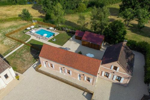 an overhead view of a house with a swimming pool at Les Nuitées de Bois Renaud Chambre d'Hôtes LA FORET in Marcilly-en-Gault