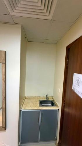 a small kitchen with a sink in a room at فندق جوهرة الحجاز ريع بخش توصيل من والي الحرم مجاني in An Naqāʼ