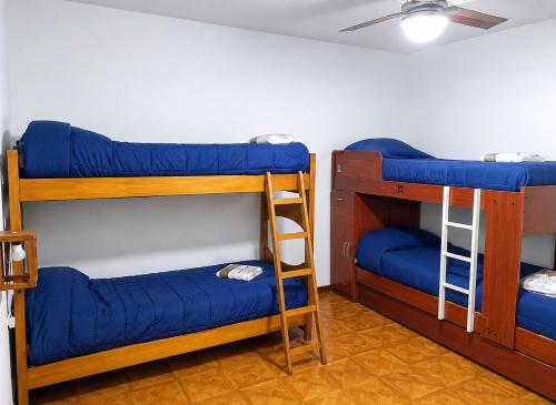 a room with two bunk beds and a ceiling at Casa RAU-JO in Guaymallen