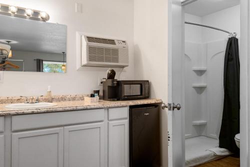 a kitchen with a microwave and a sink at Trailhead Lodge in Eureka Springs