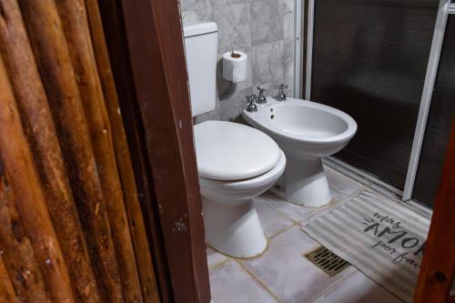 a bathroom with a toilet and a sink at Habitacion en Cabañas Bella vista in Bella Vista