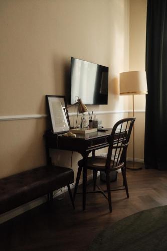 een bureau met een laptop en een stoel in een kamer bij Hotel DEDE in Augsburg