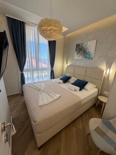 Llit o llits en una habitació de Butterfly Apartman