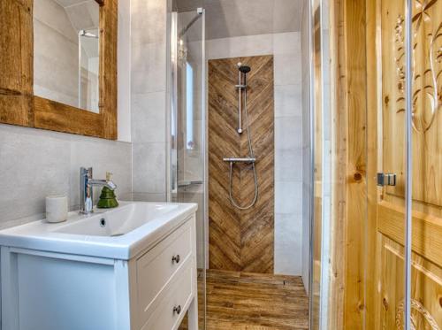 a bathroom with a shower with a sink and a shower at Apartamenty Bąkowo Chatka in Witów