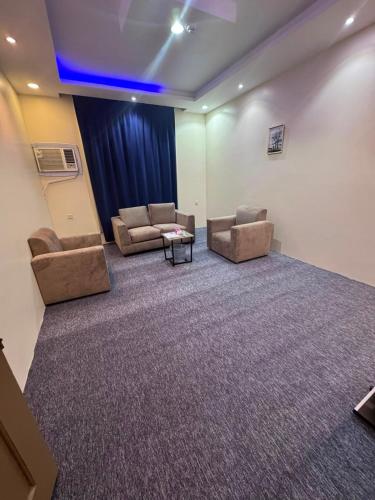 a waiting room with two chairs and a table at سحابه صيف للشقق المخدومه - حي الاندلس - in Abha