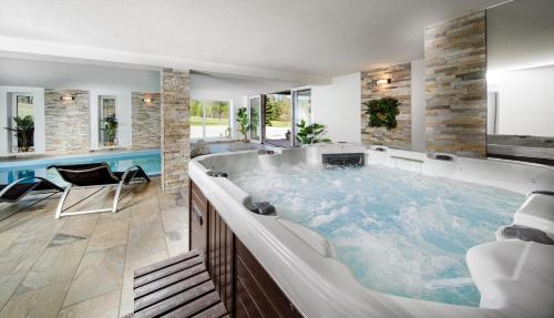 a jacuzzi tub in a room at Wellness Pension AniLife in Číměř