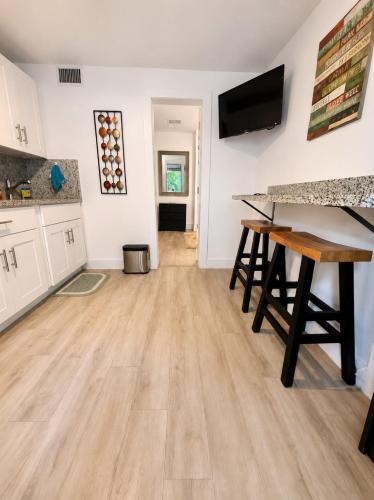 Quiet & Centrally located House - PRIVATE PARKING, LAUNDRY AND STORAGE FOR LUGGAGE photo 16