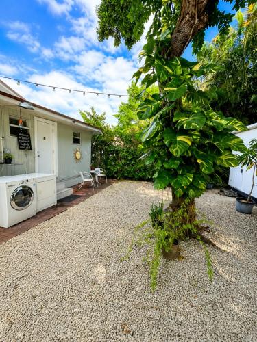 Quiet & Centrally located House - PRIVATE PARKING, LAUNDRY AND STORAGE FOR LUGGAGE photo 18