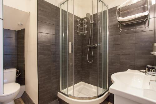 une salle de bain avec une douche, des toilettes et un lavabo dans l'établissement Apartment29, à Cannes