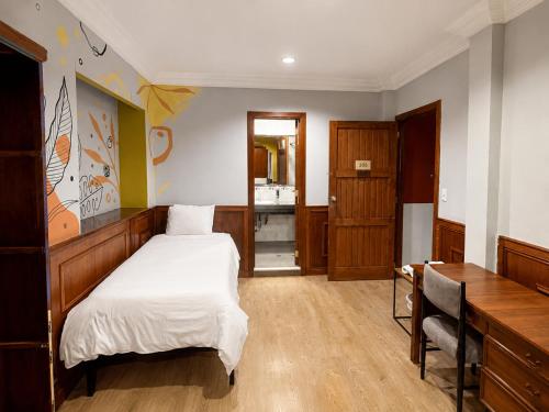 a bedroom with a bed and a desk and a table at Cavi Rooms 305 in Cuenca