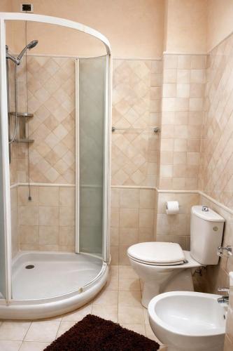 ein Badezimmer mit Dusche, Toilette und Waschbecken in der Unterkunft Simona's house in Montaione