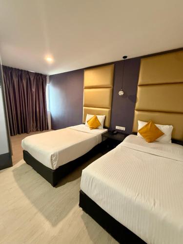 a hotel room with two beds in a room at Hotel Wow Penang in George Town