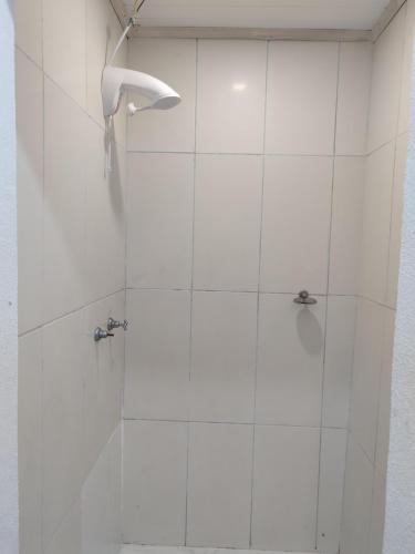 a white shower with a shower head in a bathroom at Motel Hotel Le Premier in Venâncio Aires