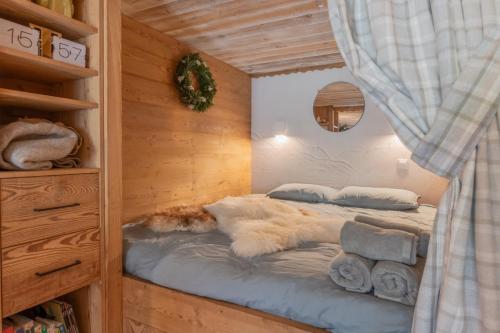 a bedroom with a bed in a log cabin at Les Évouettes Châtel village in Châtel