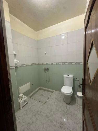 a bathroom with a toilet and a shower at rez-de-chaussée villa pour famille in Sidi Bouzid