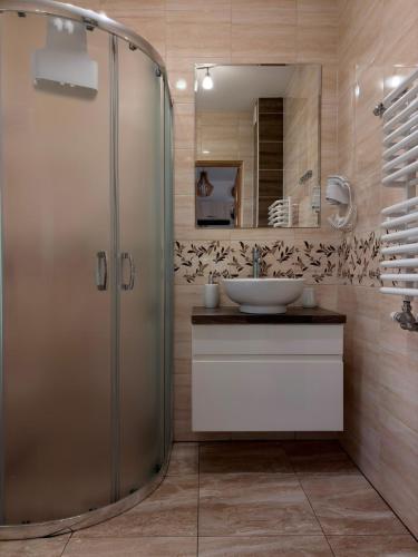 a bathroom with a shower and a sink at Domek na Hubce 1 Blisko Velo Czorsztyn in Maniowy