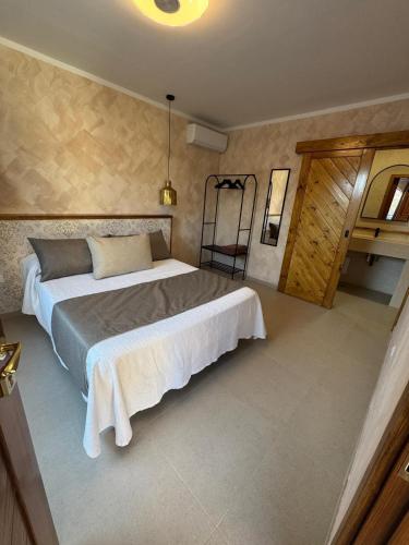 a bedroom with a large bed in a room at Villa Majora - Piscina climatizada in Tuineje