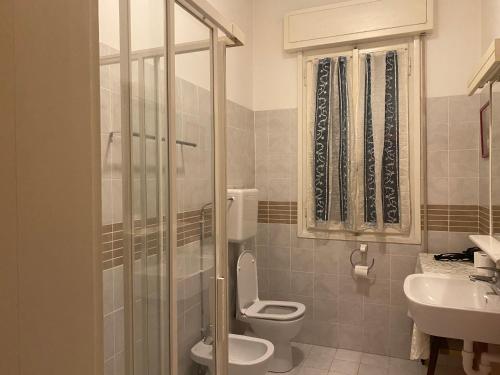 a bathroom with a toilet and a sink at Travellers Lodge Bed & Rooms in Treviso