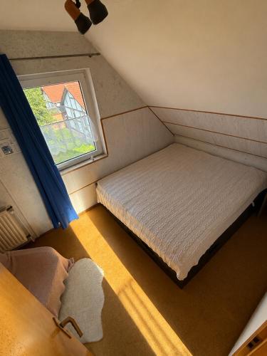 a small room with a bed and a window at Ruhiges Elbhäuschen nahe Hamburg in Hollern-Twielenfleth