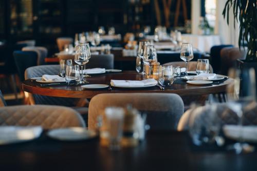 a restaurant with tables and chairs with wine glasses at Best Western Helena - Capitol Hotel in Helena