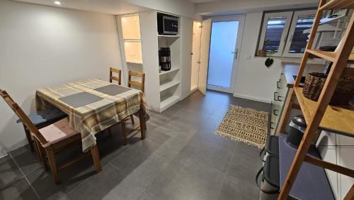 a kitchen and dining room with a table and chairs at Orscholz apt with free parking & garden & bicycle storage in Orscholz