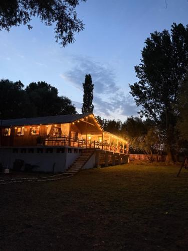 a building lit up at night with lights at Taverna e liqenit in Shtoji i Vjetër