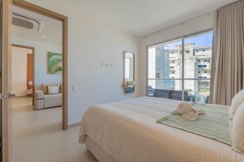 a bedroom with a bed and a large window at BaiaKristal-Kabo3-3A in Cartagena de Indias