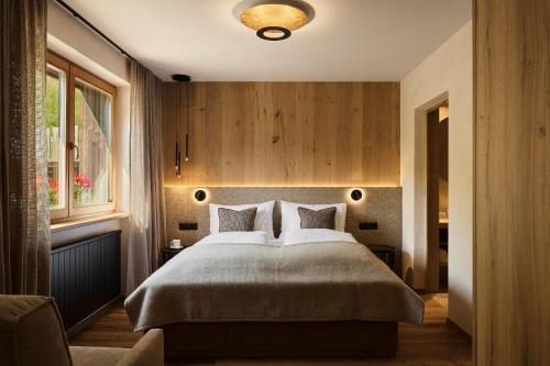 a bedroom with a large bed and a window at Chalet Vanzi in San Martino in Badia