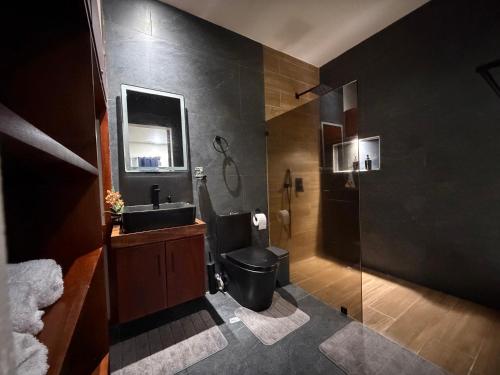 a bathroom with a toilet and a sink and a shower at Pies descalzos in Upala