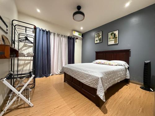 a bedroom with a bed and a iron bed frame at Pies descalzos in Upala