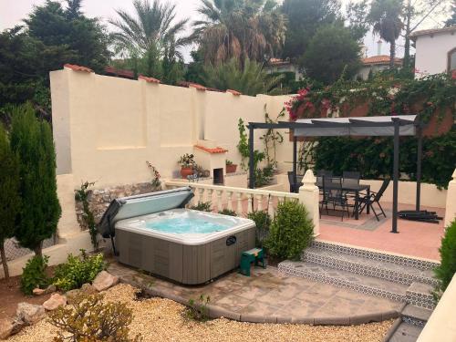 a hot tub in the backyard of a house at Casa Leon Cabo de Palos Costa Calida La Manga Mar Menor Mittelmeer Alicante Cartagena in Cabo de Palos