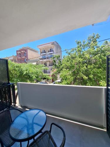 Level up - A Duplex , Modern 2-Level Apartment -Parking available for a small car or easy street parking in the neighborhood