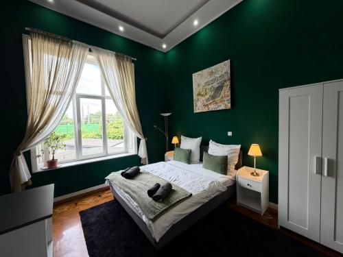 a green bedroom with a bed and a window at Oxford Royal Apartment - Nähe Bahnhof in Bremen